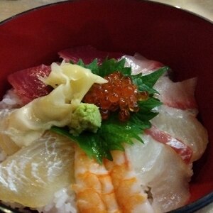 今日は、刺し身の盛り合わせで海鮮丼